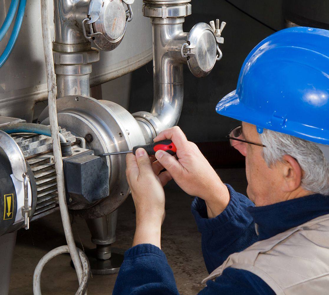 Technicien DKF Pompe en intervention sur un ensemble motopompe